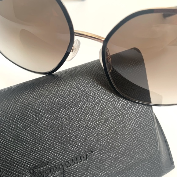 SALVATORE FERRAGAMO Black Sunglasses - Picture 4 of 8